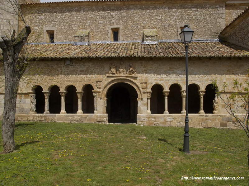 VISTA FRONTAL DE LA GALERÍA PORTICADA